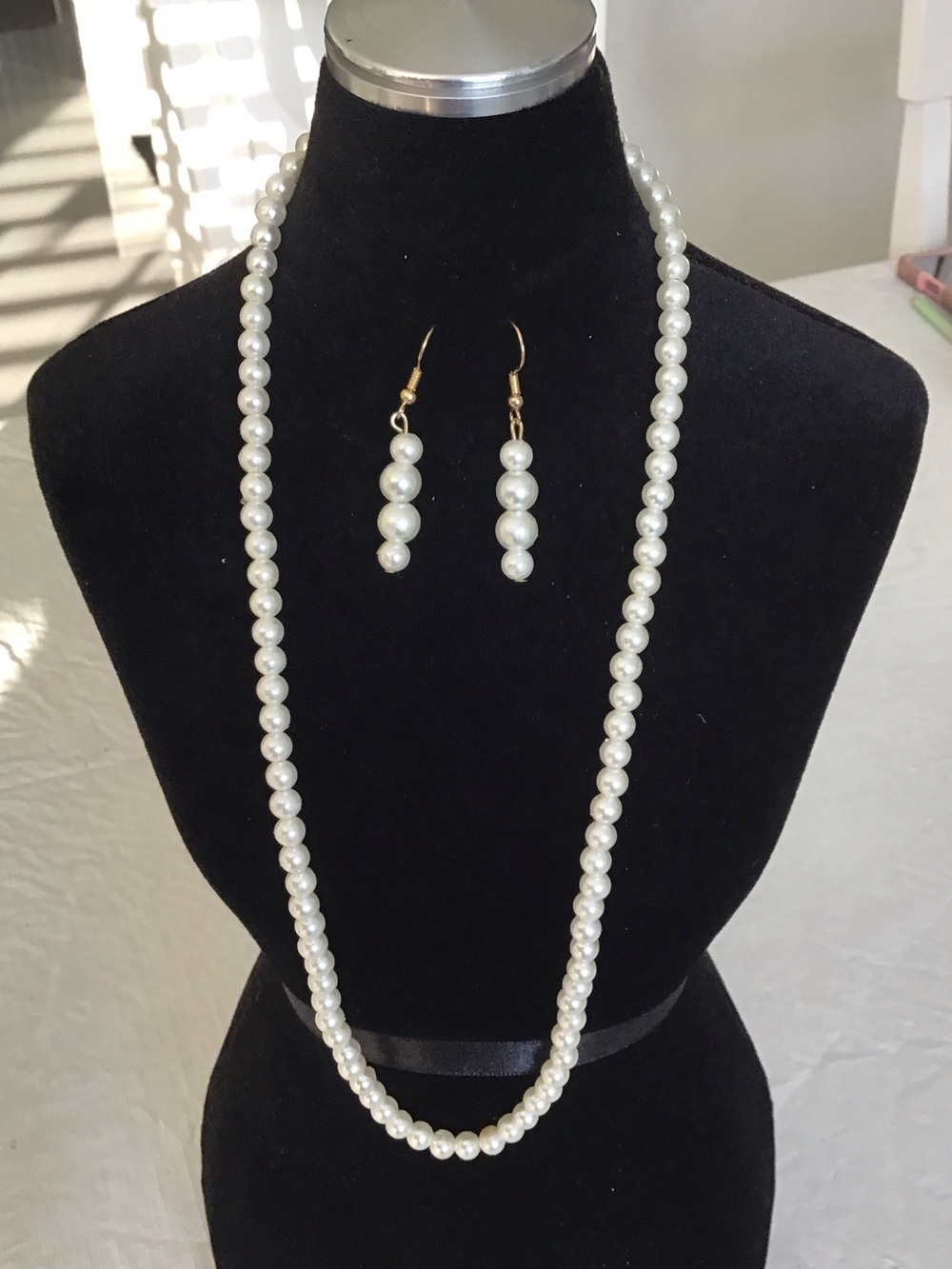 Classic Pearl Necklace and Earrings Set – White Pearls